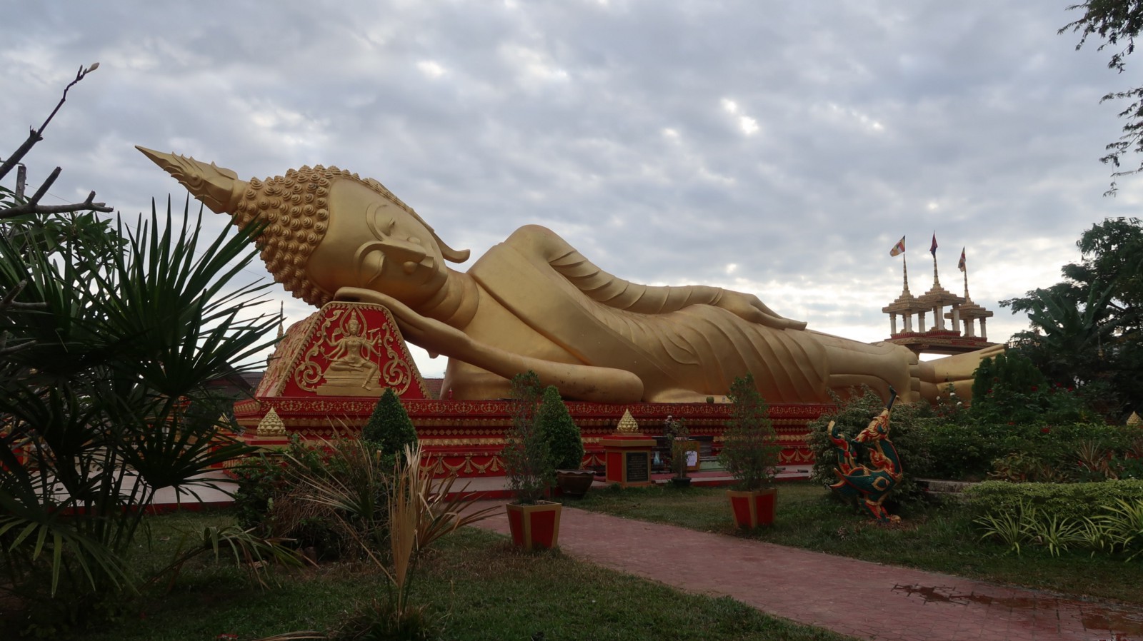 The reclining Buddha in Vientiane is quite the beauty